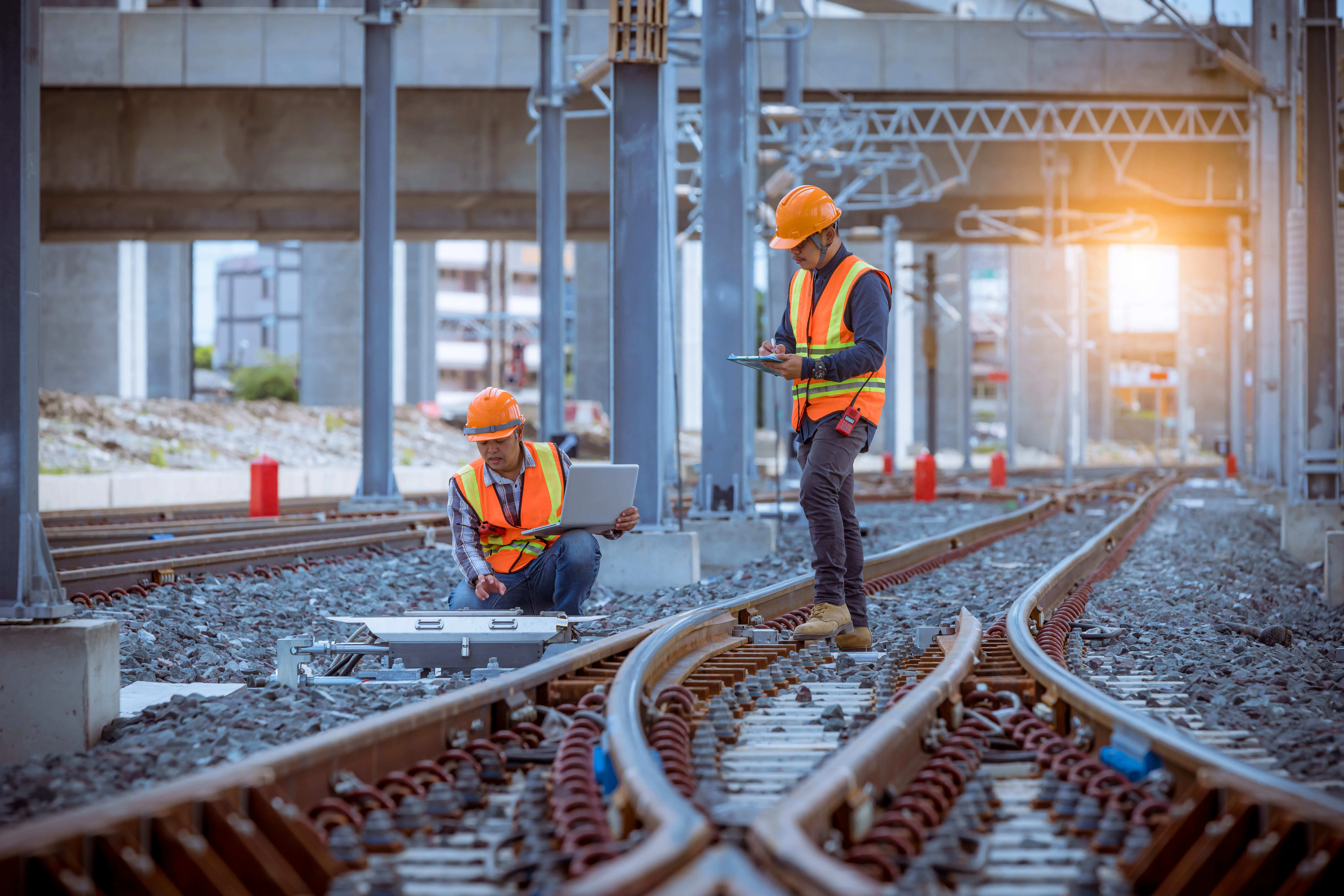 Due uomini che lavorano vicino ai binari di una ferrovia 1