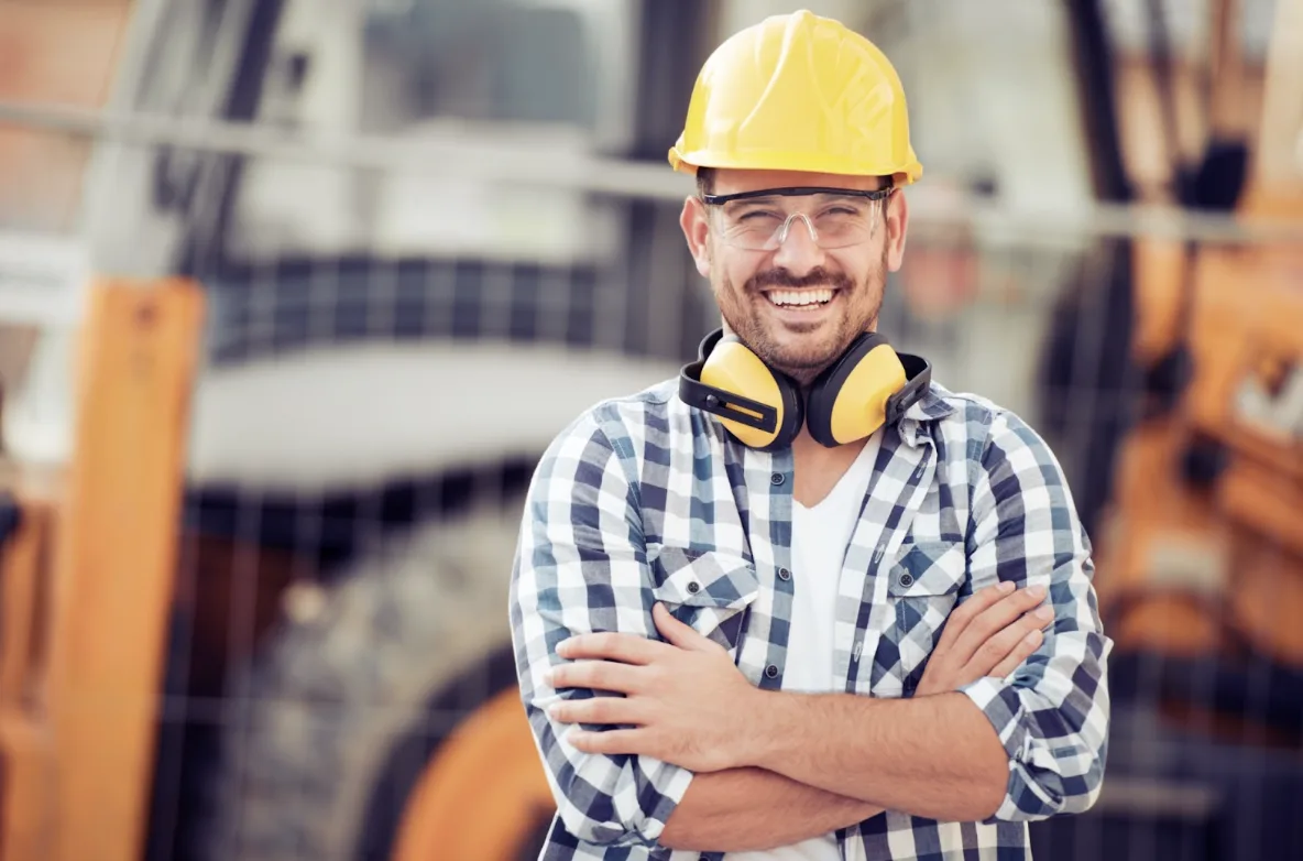 Operaio in cantiere che indossa tutti i dispositivi di sicurezza